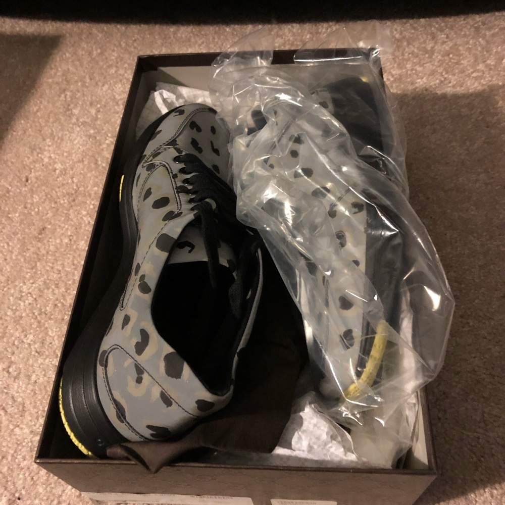 Authentic Gucci Sneaker - Picture 2 of 5